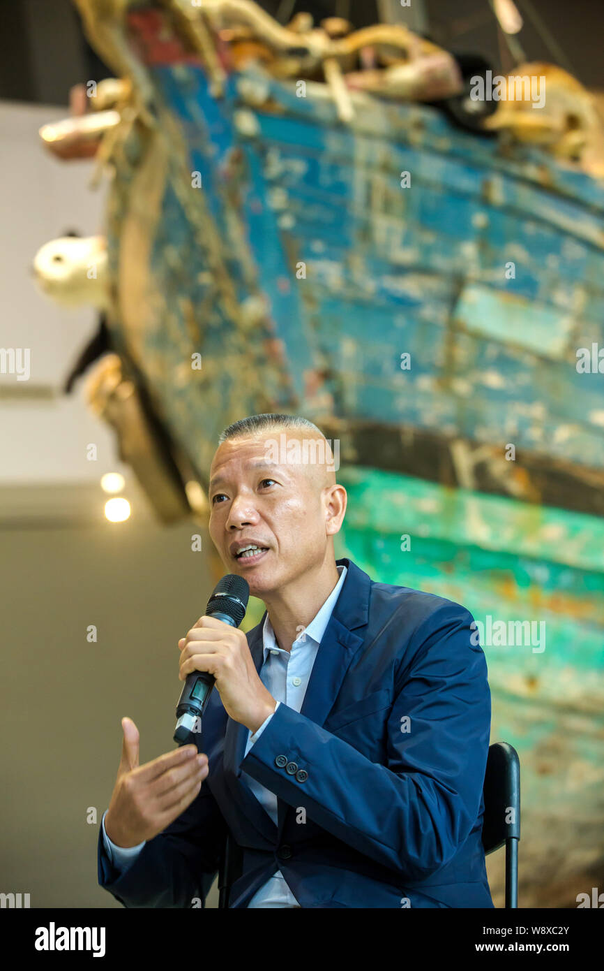 Der chinesische Künstler Cai Guoqiang spricht während einer Pressekonferenz für die Öffnung der Cai Guqiang: Die neunte Welle Ausstellung im Kraftwerk der Kunst in Stockfoto