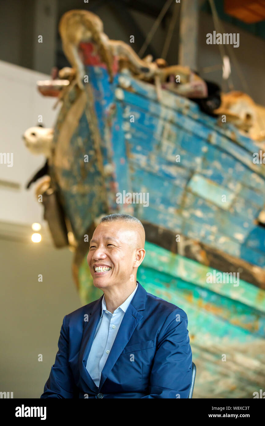 Der chinesische Künstler Cai Guoqiang lächelt während einer Pressekonferenz für die Öffnung der Cai Guqiang: Die neunte Welle Ausstellung im Kraftwerk der Kunst in Stockfoto