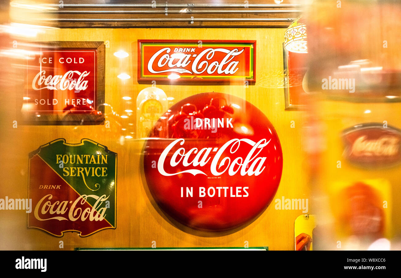 Bangkok, Thailand - 12. August 2019: Verschiedene Arten von Vintage Beschilderung von Coca Cola Sammlung in Coca Cola Museum im Baan Bangkhen Bangkok, Thailand Stockfoto