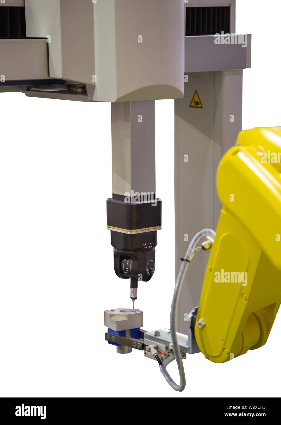 Roboterarm laden Werkstück CNC-CMM Koordinatenmesstechnik Robotic isoliert auf weißem Hintergrund Stockfoto