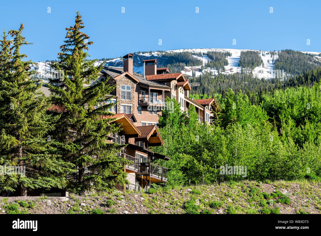 Aspen Snowmass Village stadt häuser am Hügel in Colorado dummer mit Snow Mountain Stockfoto