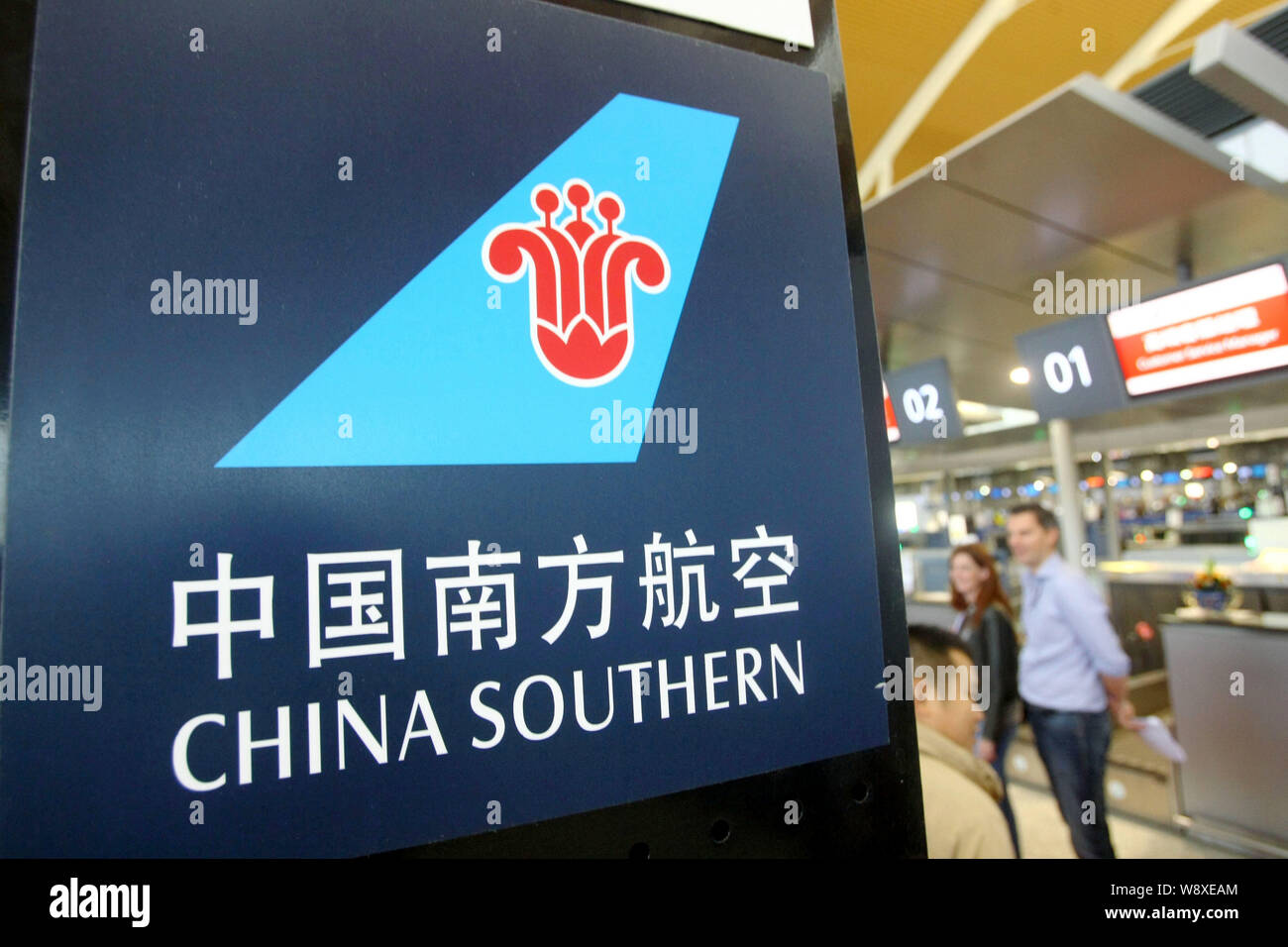 ---- Repräsentant von China Southern Airlines ist am Internationalen Flughafen Shanghai Pudong in Shanghai, China, 23. September 2014 gesehen. China So Stockfoto