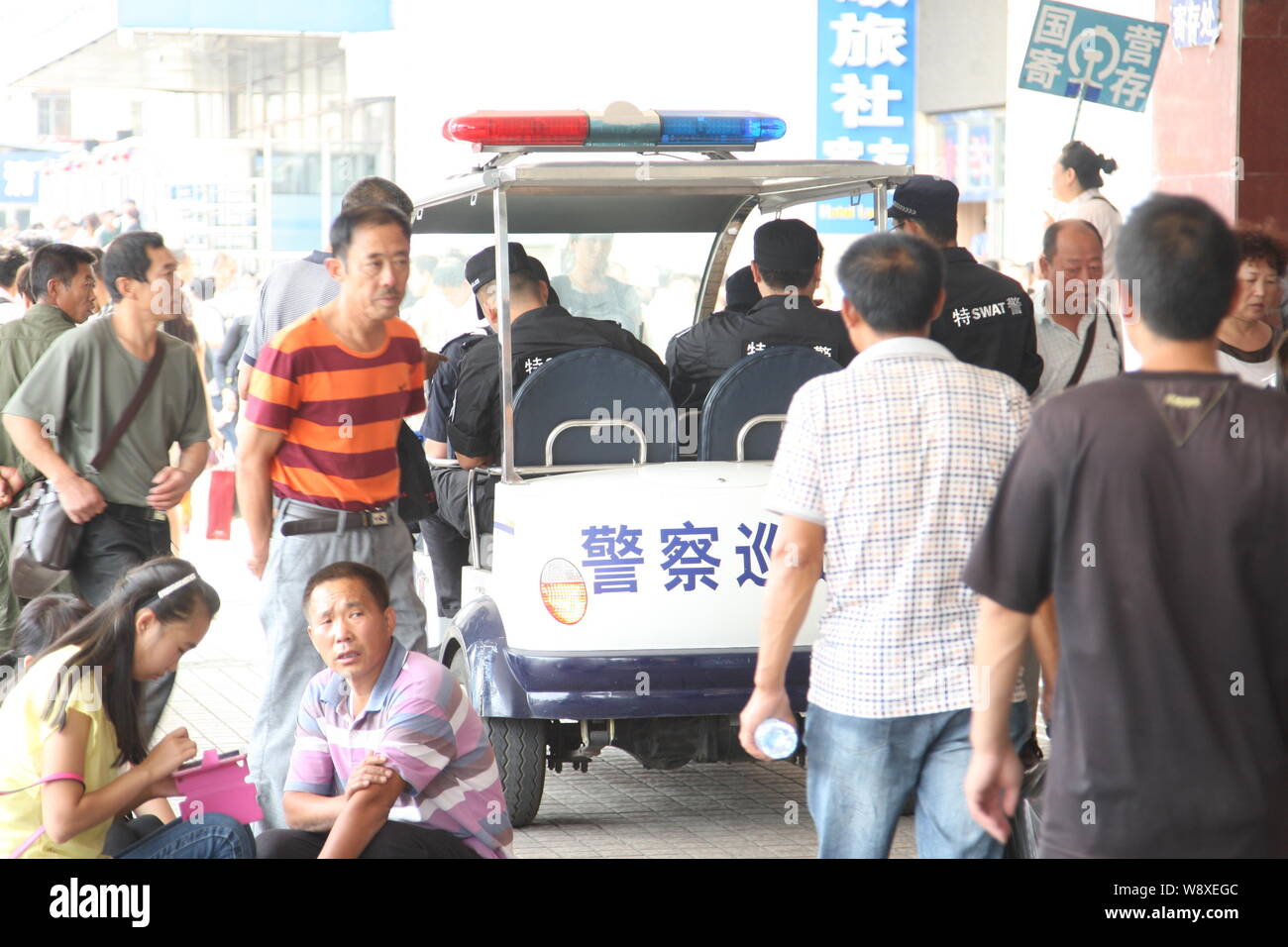 Polizisten in einem Fahrzeug Patrol das Quadrat der Harbin Railway Station nach drei Insassen eines Polizisten getötet und aus einer Po entging Sitzen Stockfoto