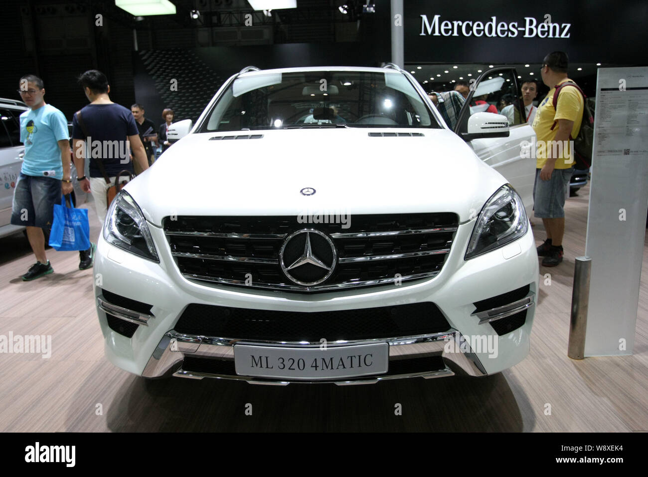 ---- Besucher vorbei an einem Mercedes-Benz ML 320 4MATIC im Jahr 2014 Pudong Internationalen Automobil- Ausstellung in Shanghai, China, 18. August 2014 Stockfoto