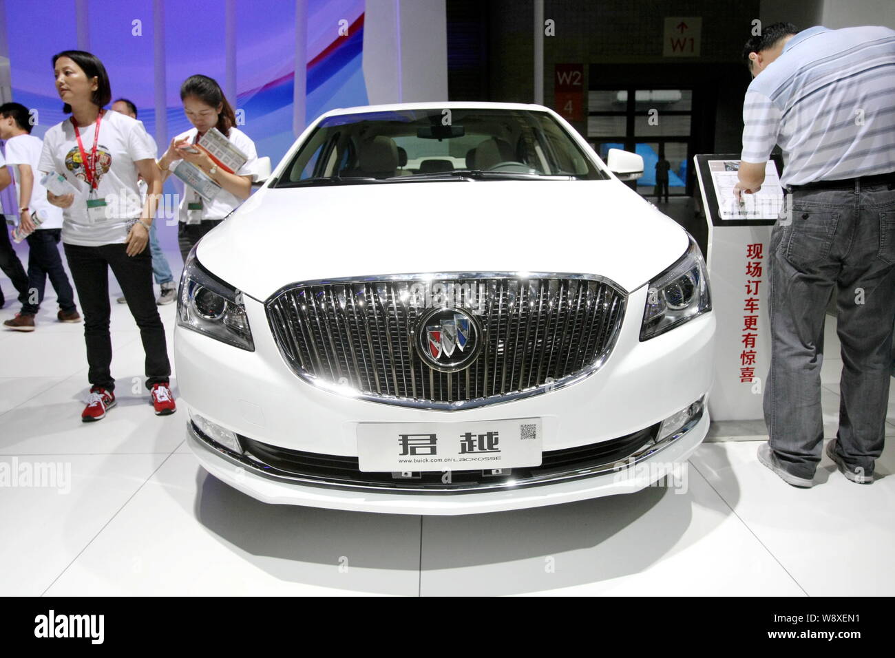 --FILE - ein Buick LaCrosse von Shanghai GM, ein Joint Venture zwischen der SAIC Motor und General Motors, ist auf Anzeige an der 2014 Pudong International Automot Stockfoto