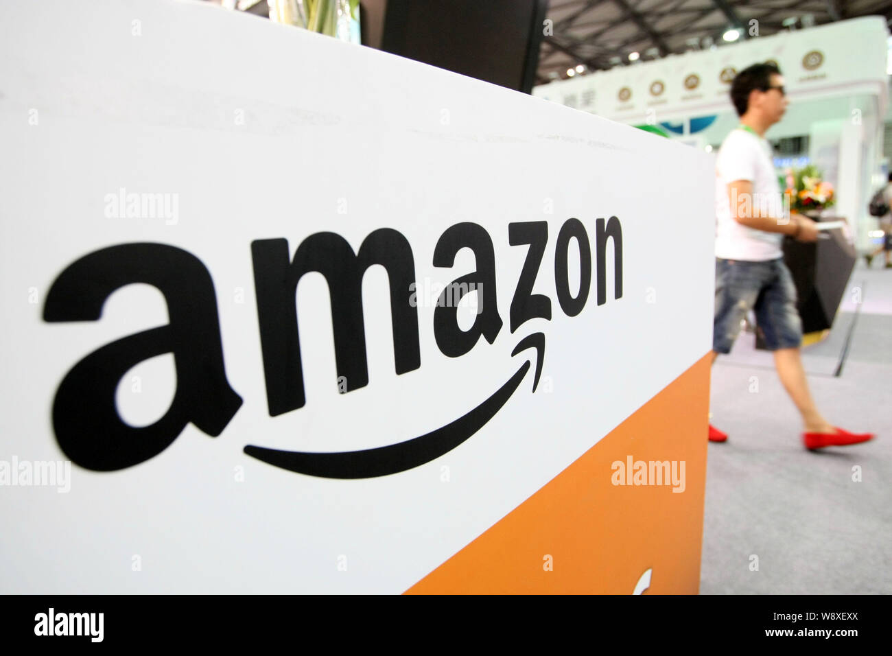 ---- Ein Besucher Spaziergänge über den Stand des e-commerce Riese Amazon während einer Ausstellung in Shanghai, China, 31. Juli 2014. Amazon sagt es unterzeichnet hat d Stockfoto