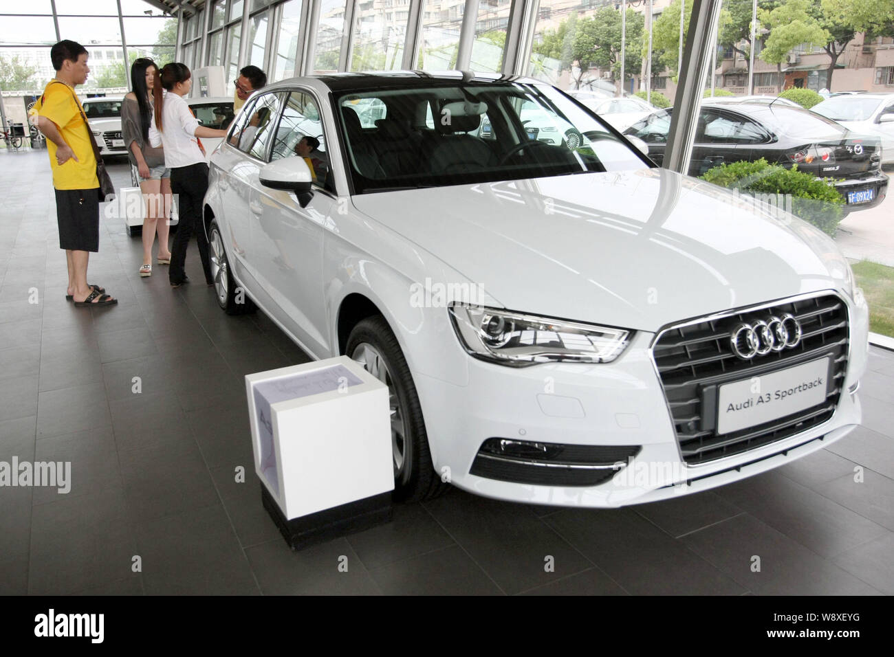 ---- Ein Audi A3 Sportback von Audi in einer Händlerniederlassung in Shanghai, China, 7. August 2014 angezeigt wird. Mehr als 1.000 Unternehmen in China auto Sektor Stockfoto