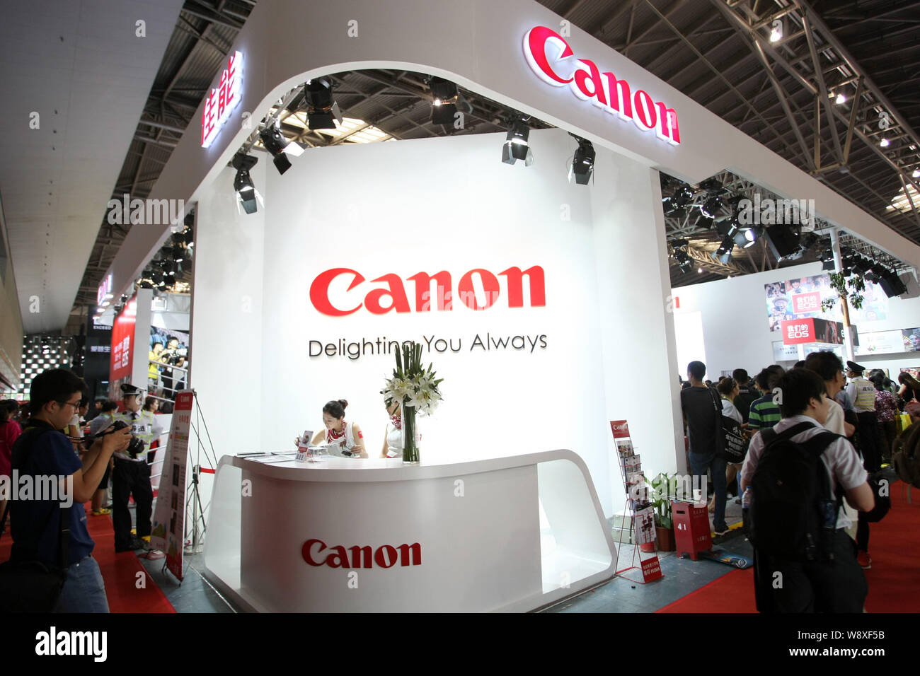 ---- Leute besuchen Sie den Stand von Canon in der 16 Foto & Imaging Shanghai in Shanghai, China, 5. Juli 2014 2014. Chinesische Leseratten Stockfoto