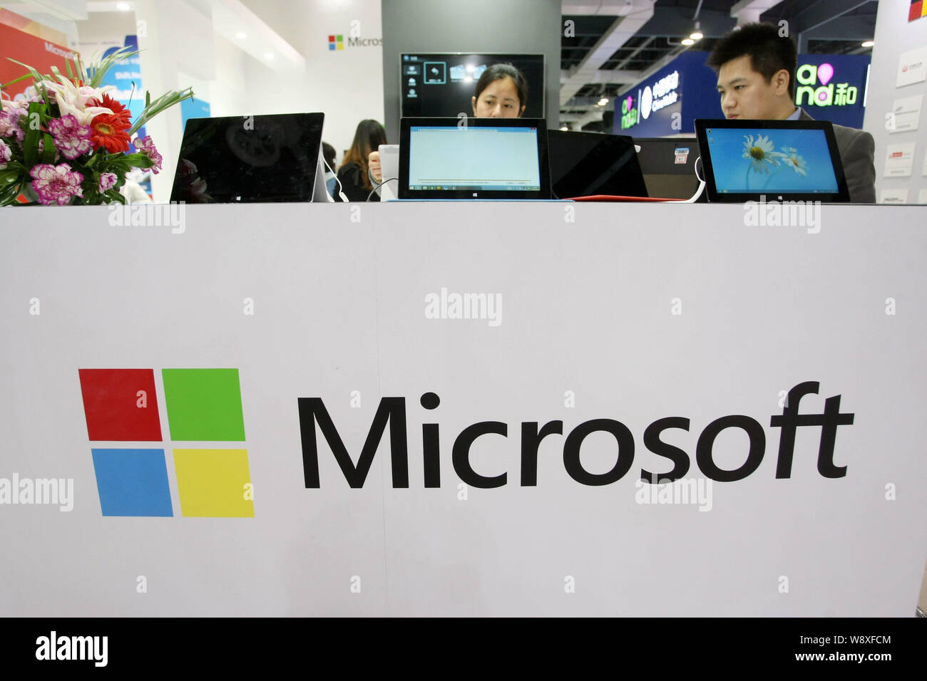 ------ Chinesische Mitarbeiter arbeiten am Stand von Microsoft während der 2. China (Shanghai) International Technology Messe in Shanghai, China, 27. April 20. Stockfoto