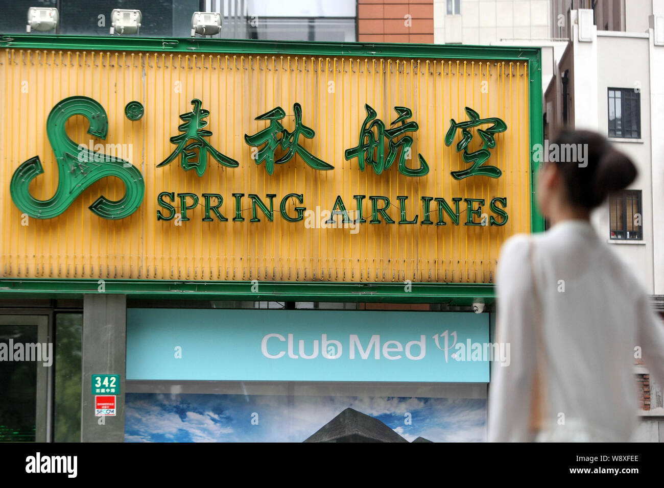 ---- Einen Fußgänger an einem Zweig von Spring Airlines in Shanghai, China, 18. Mai 2014. Spring Airlines Co., China ¯ s Erste low cost carrier, ai Stockfoto