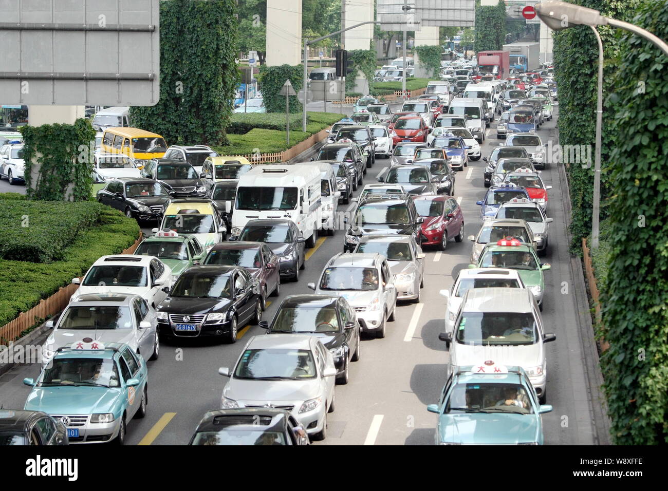 ---- Massen von Fahrzeugen bewegen Sie langsam im Stau auf einer Straße in Shanghai, China, 20. Mai 2014. Shanghai hat die schlechtesten Rush-hour Staus eines Stockfoto