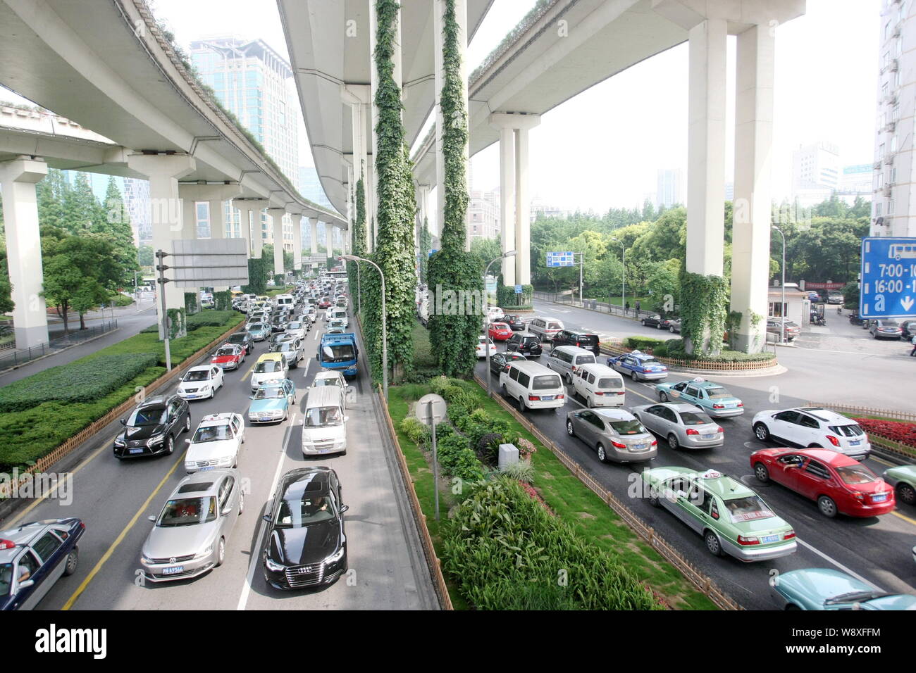---- Massen von Fahrzeugen bewegen Sie langsam im Stau auf einer Straße in Shanghai, China, 20. Mai 2014. Shanghai hat die schlechtesten Rush-hour Staus eines Stockfoto