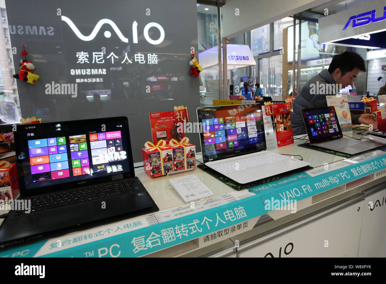 ---- Ein Kunde Geschäfte für ein Sony VAIO Laptop Computer in einem Geschäft in Shanghai, China, 7. Februar 2014. Japanische Elektronikkonzern Sony wird rec Stockfoto