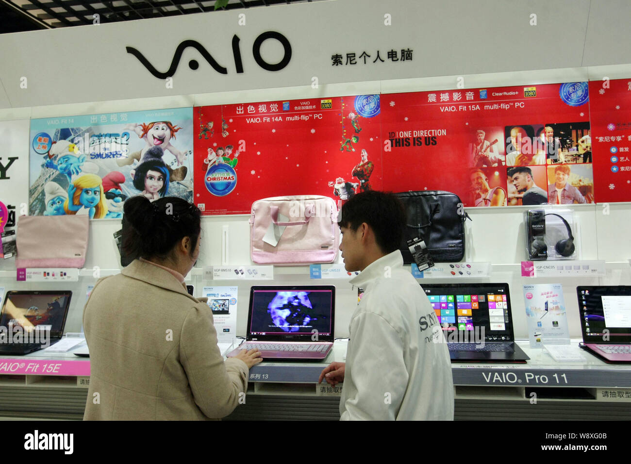 ---- Ein Kunde Geschäfte für ein Sony VAIO Laptop Computer in einem Geschäft in Shanghai, China, 7. Februar 2014. Japanische Elektronikkonzern Sony wird rec Stockfoto