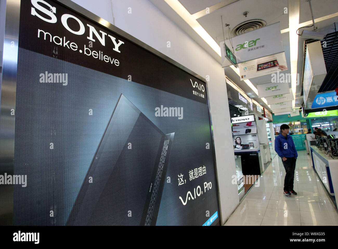 ---- Eine Werbung für Sony VAIO Laptops ist in einem Geschäft in Shanghai, China, 7. Februar 2014 gesehen. Japanische Elektronikkonzern Sony w Stockfoto
