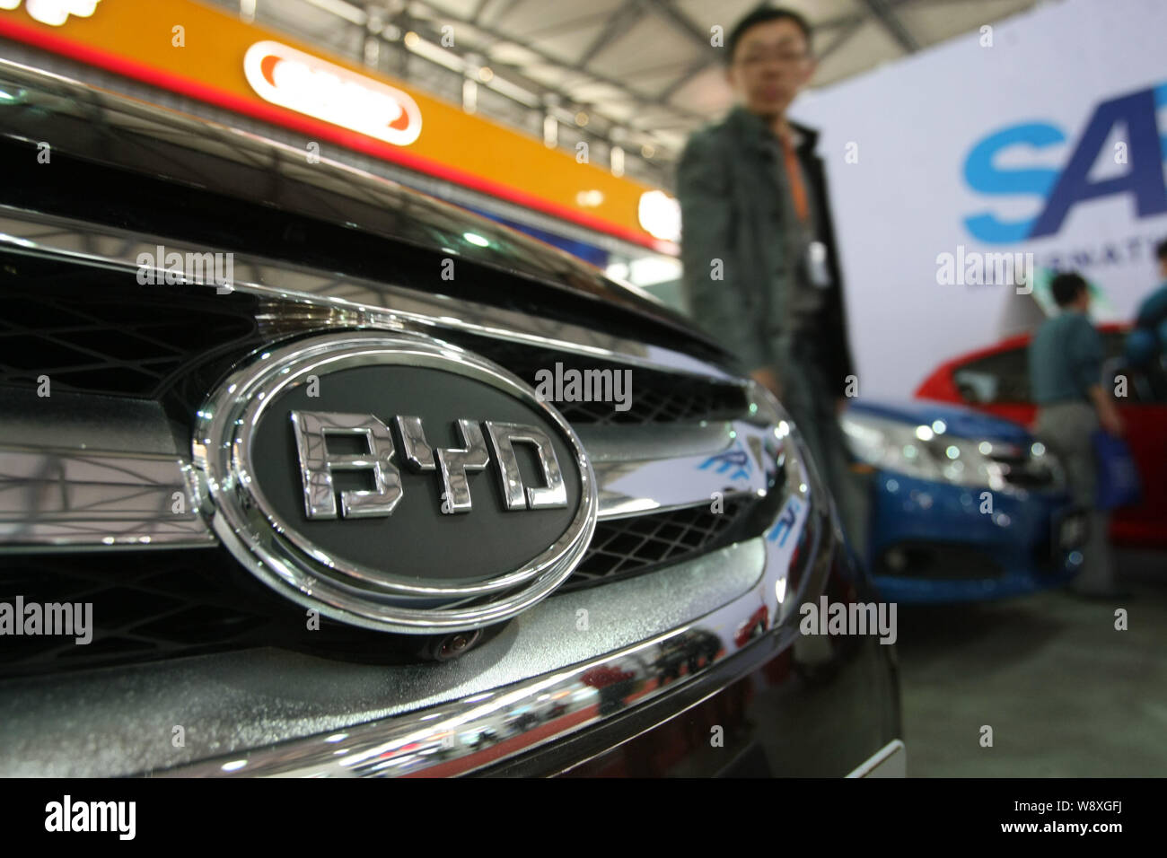 ---- Besucher anzeigen BYD Limousinen bei einem Auto Show in Shanghai, China, 19. November 2013. Chinesischer Autohersteller BYD Sucht bis zu $ 100 mi zu investieren. Stockfoto