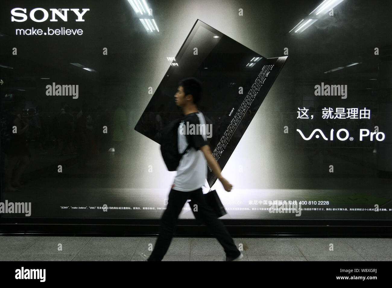 ---- Einen Fußgänger an einer Werbung für Sony VAIO Laptop Computer in Shanghai, China, 24. Oktober 2013. Japanische Elektronikkonzern S Stockfoto