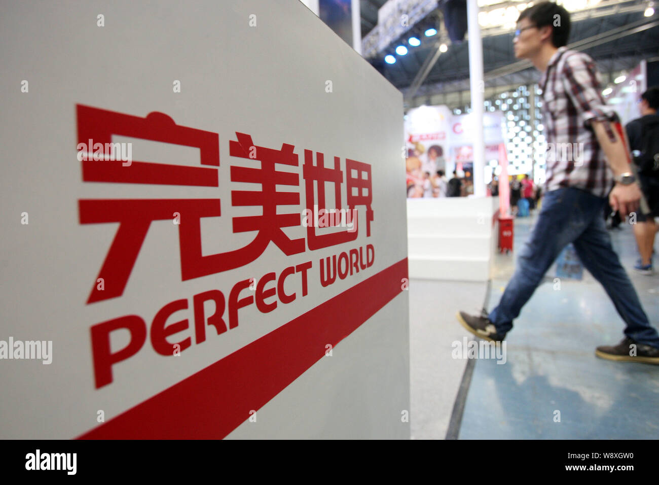 ---- Ein Besucher an den Stand der online game Operator perfekte Welt während der 9. China International Comics Spiele (CCG) Expo in Shanghai, C Stockfoto