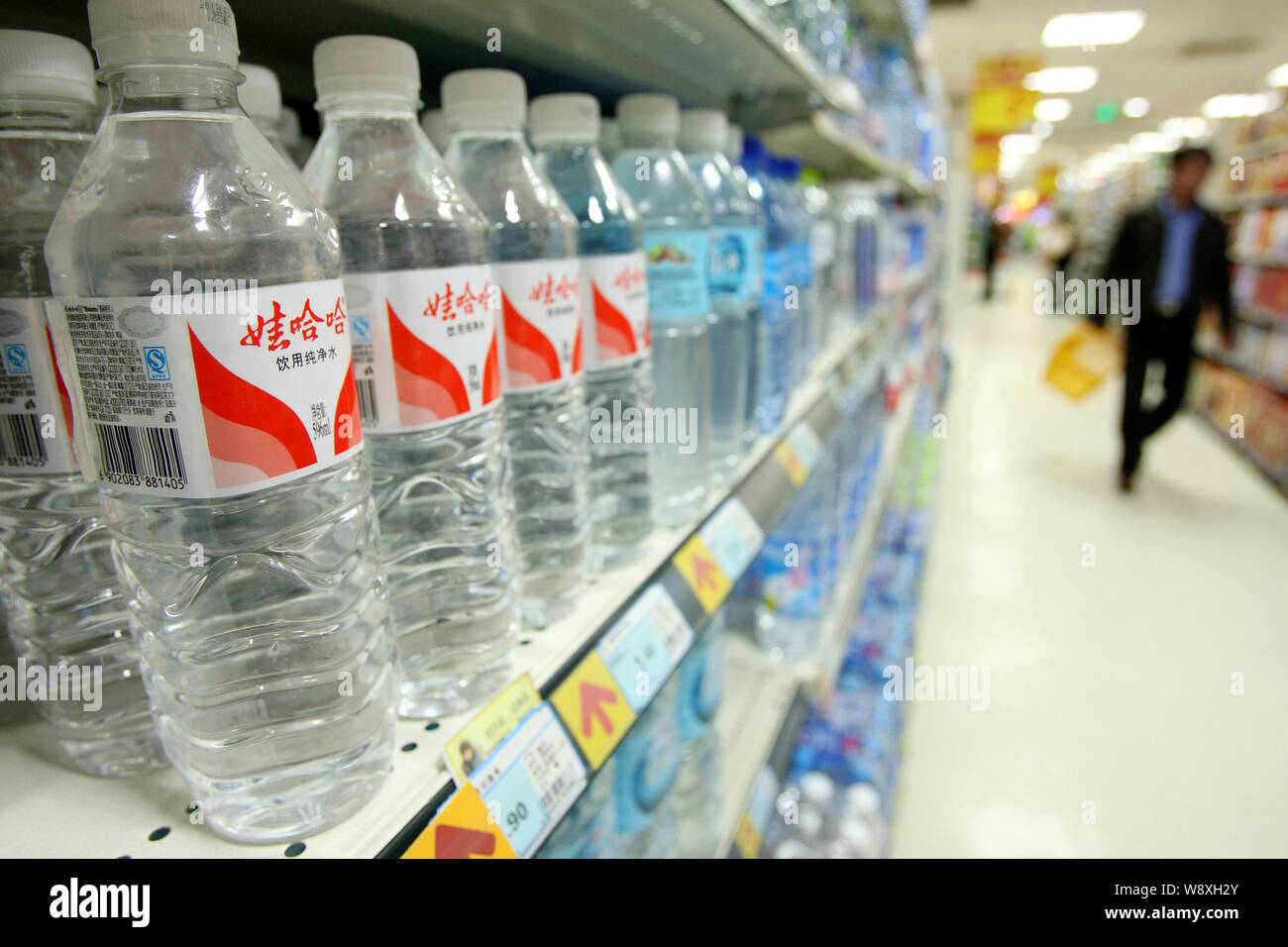 ------ Flaschen Wahaha gereinigtes Wasser sind für den Verkauf in einem Supermarkt in Shanghai, China, 2. Mai 2013. Während einer jährlichen Sales Meeting vor kurzem gehalten, Stockfoto