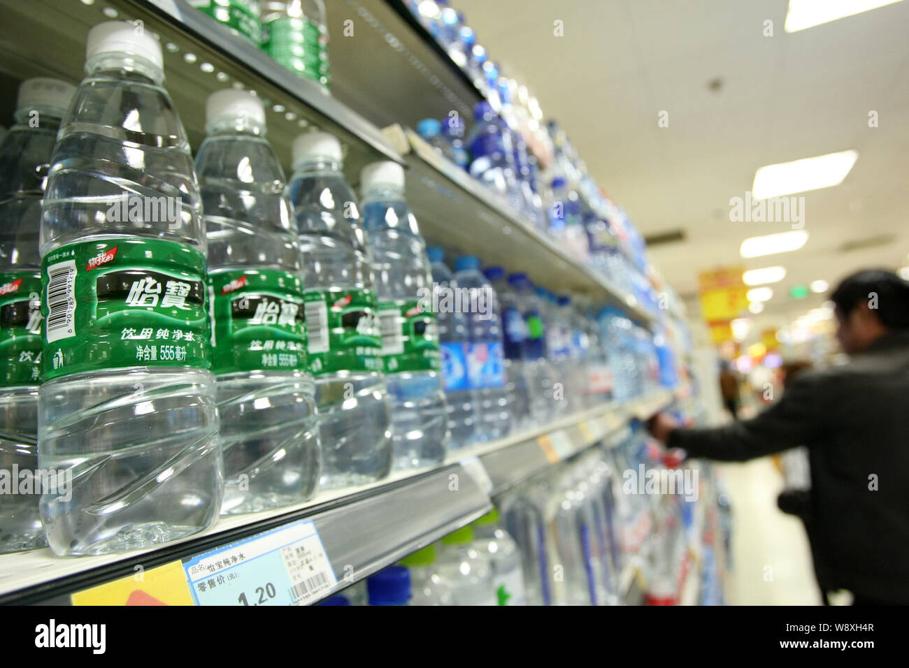 ------ Flaschen C ¯ estbon gereinigtes Wasser sind für den Verkauf in einem Supermarkt in Shanghai, China, 2. Mai 2013. Fast ein Viertel der gereinigtes Trinkwasser ... Stockfoto
