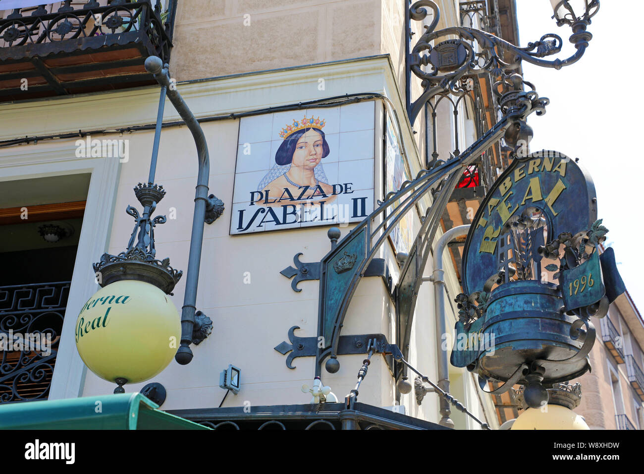 MADRID, Spanien - Juli 2, 2019: Nahaufnahme der Straßenschild des Platzes Plaza de Isabel II. Stockfoto