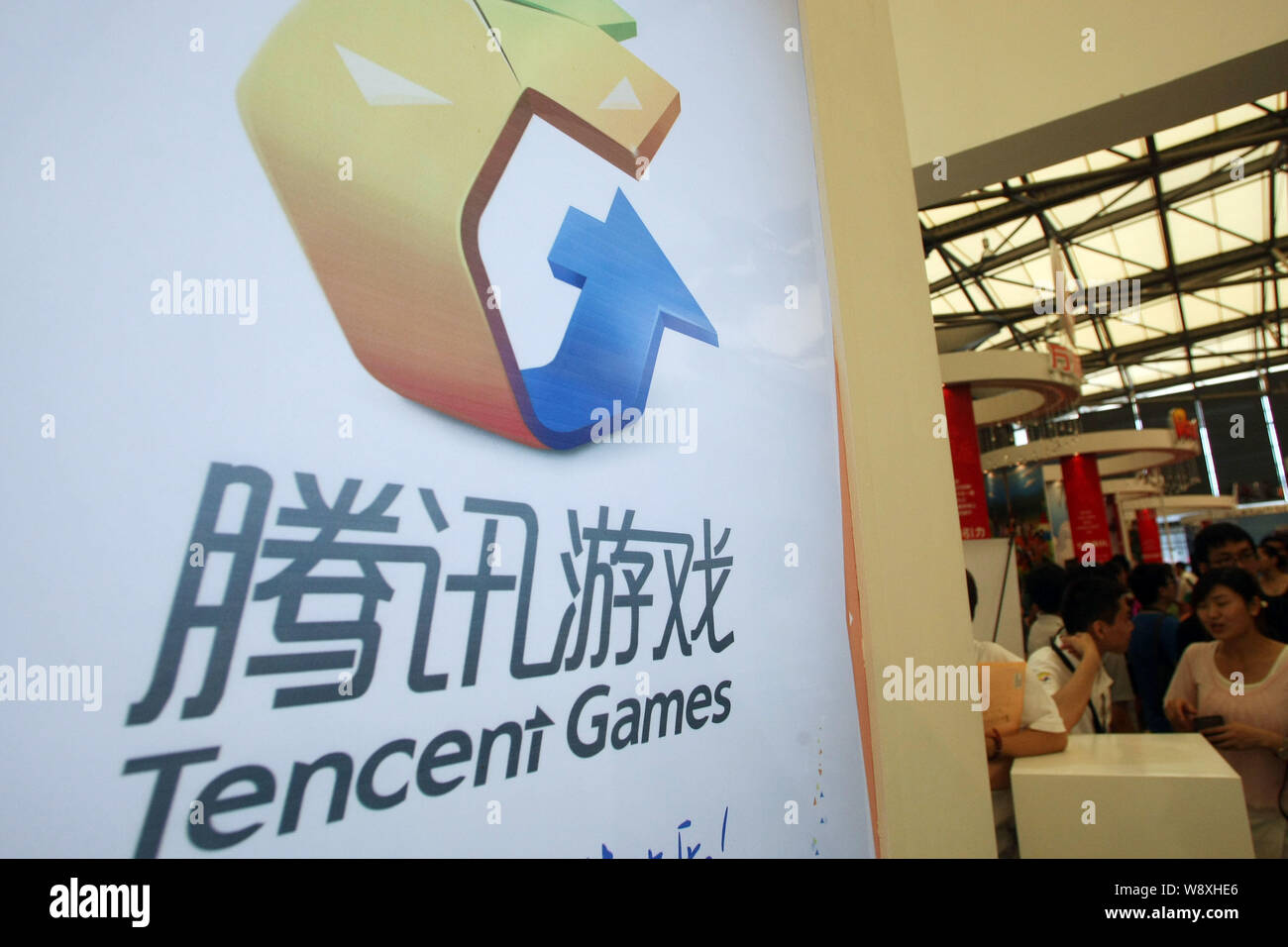 ---- Leute besuchen Sie den Stand von Tencent Spiele während der 9. China Digital Entertainment Expo, wie ChinaJoy 2011 in Shanghai, China, 28. Juli2 bekannt Stockfoto