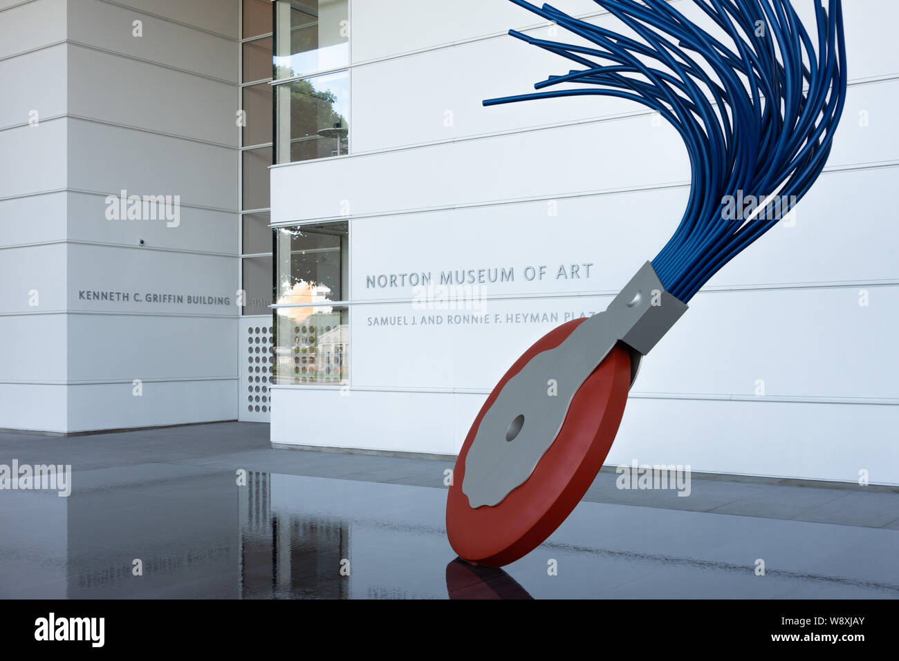Eingang zu Norton Museum für Kunst in West Palm Beach, Florida mit pop Skulptur Schreibmaschine Radierer/Skala X von Claes Oldenberg und Coosje Van Bruggen. Stockfoto
