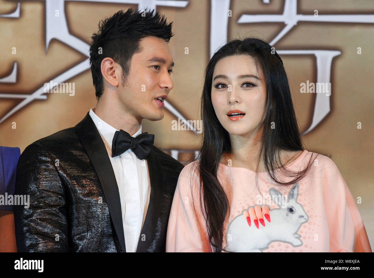 Chinesische Schauspieler Huang Xiaoming Links Im Gesprach Mit Chinesischen Schauspielerin Fan Bingbing Wahrend Der Premiere Fur Ihren Neuen Film Den Weissen Haaren Hexe Von Lunar Kin Stockfotografie Alamy