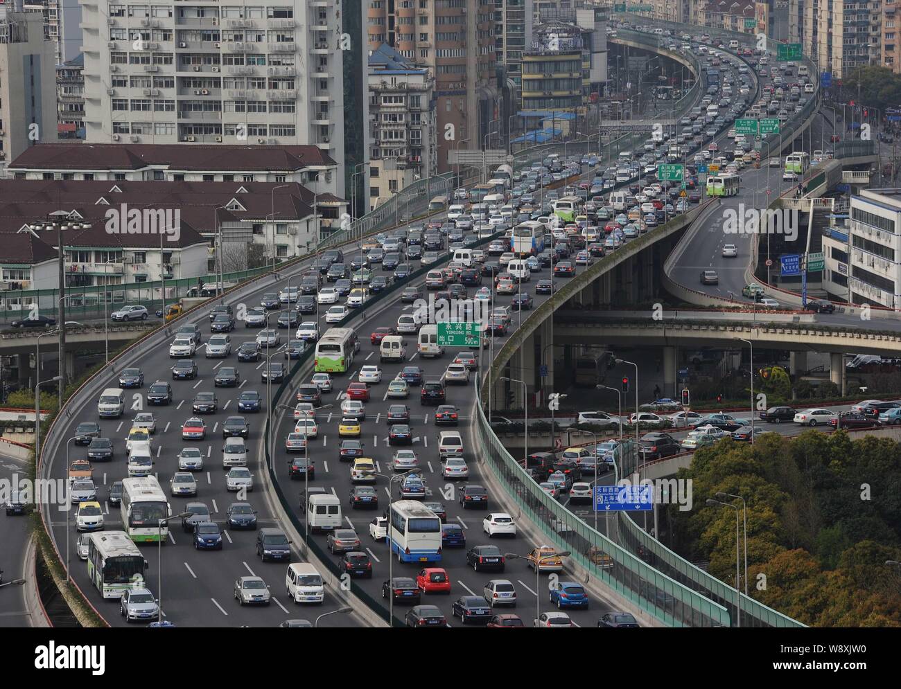 Massen von Fahrzeugen bewegen Sie langsam bei einem Stau auf der erhöhten Inner Ring Road in Shanghai, China, 30. März 2013. Stockfoto