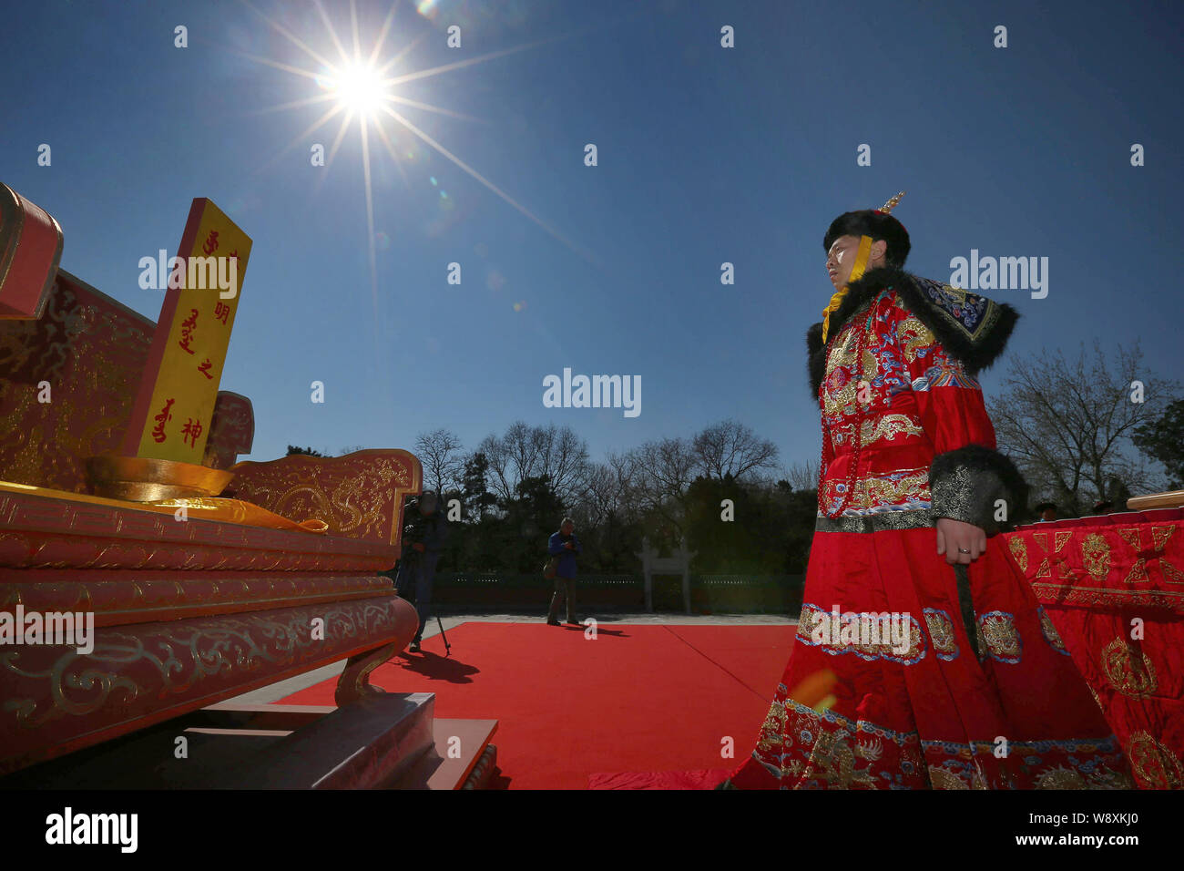 Ein chinesischer ausführender gekleidet in einem Kostüm Kaiser der Qing-Dynastie (1644-1911) nimmt Teil an einer Probe der Sonnenanbetung Ritual bei Ritan Park in B Stockfoto