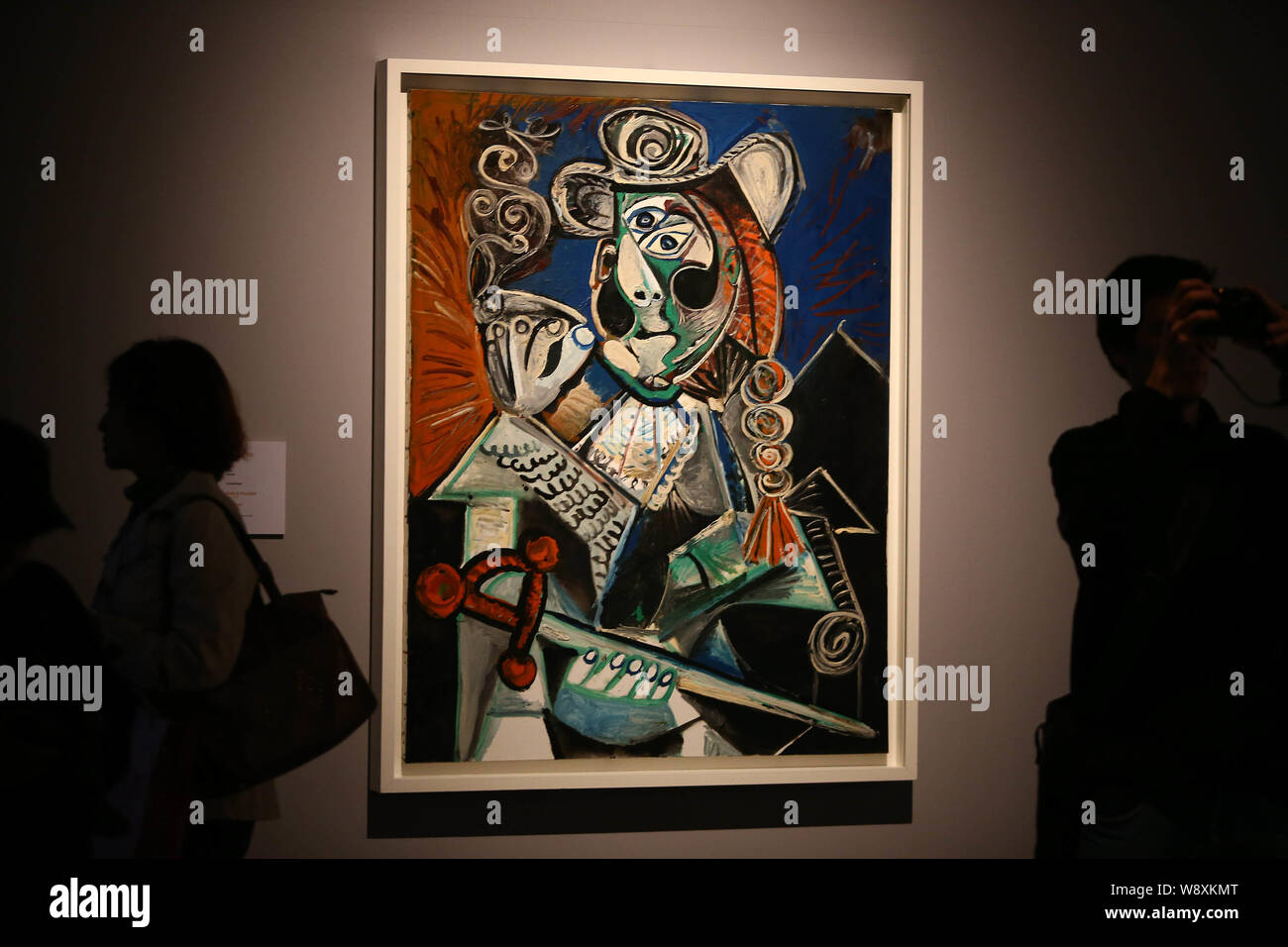 Chinesische Besucher vorbei an die Malerei, Le Matador au Cigare, des spanischen Künstlers Pablo Picasso, während einer Ausstellung zum 50-jährigen Jubiläum der t zu markieren Stockfoto