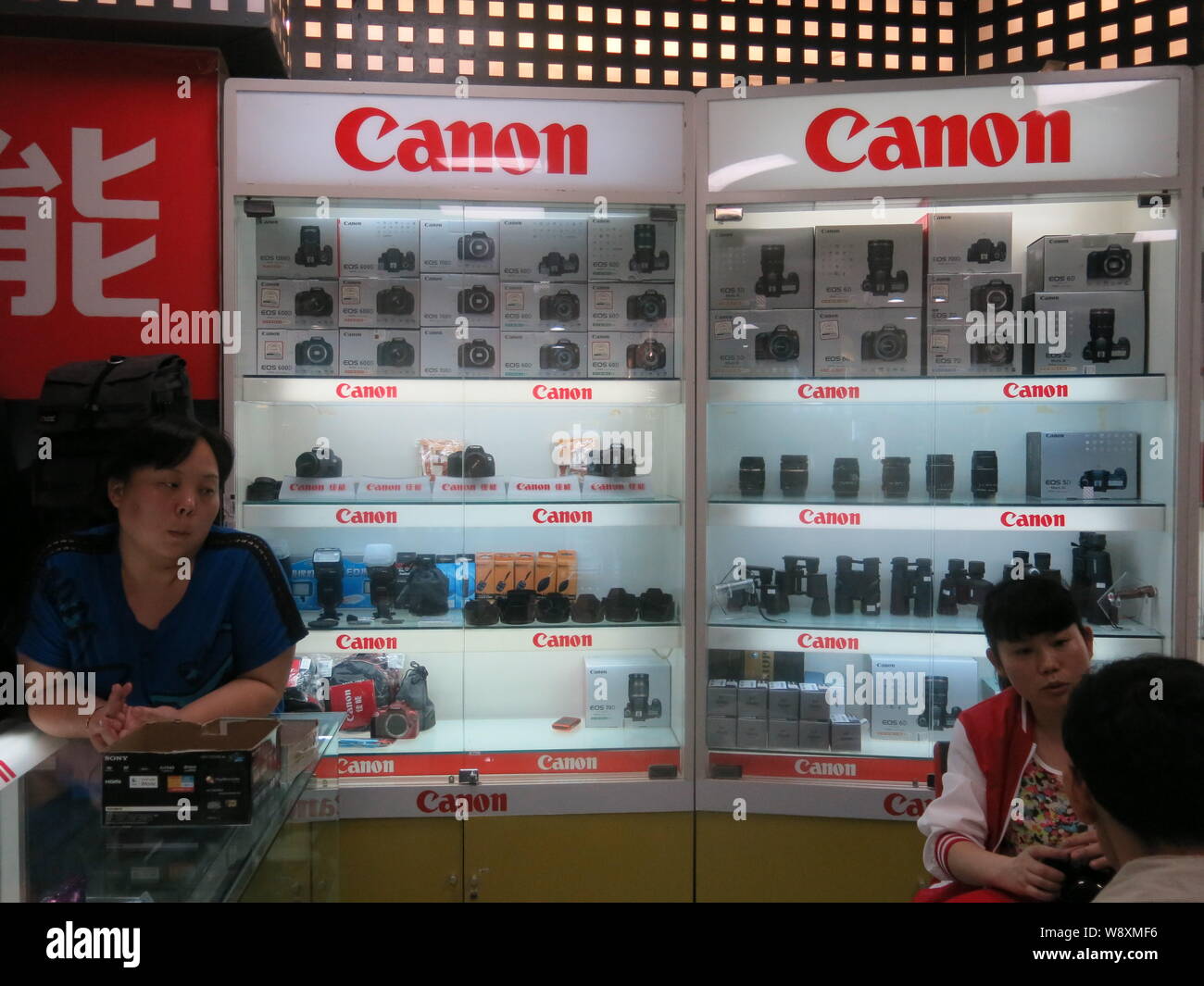 ------ Kunden sind mit einer Canon store in Chongqing, China, 25. Juli 2014 gesehen. Chinesische Leseratten werden bald in der Lage sein, Aufträge für lange Out-of-p Stockfoto