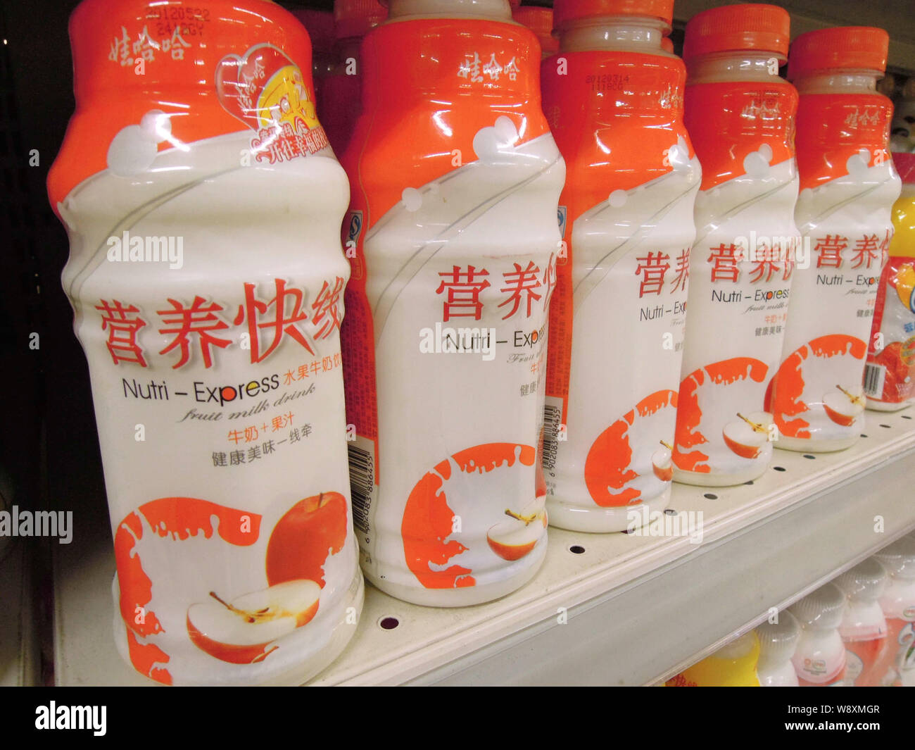 ------ Flaschen Nutri-Express Milch Saft von WAHAHA sind für den Verkauf in einem Supermarkt in Chongqing, China, 10. Juli 2012. Während einer jährlichen Umsatz meeti Stockfoto