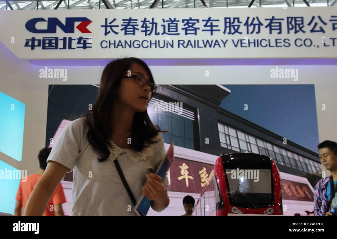 ---- Leute besuchen den Stand des CNR Changchun Railway Fahrzeugen Co., Ltd. (CRC) während einer Ausstellung in Chongqing, China, 16. Mai 2013. China CNR Stockfoto