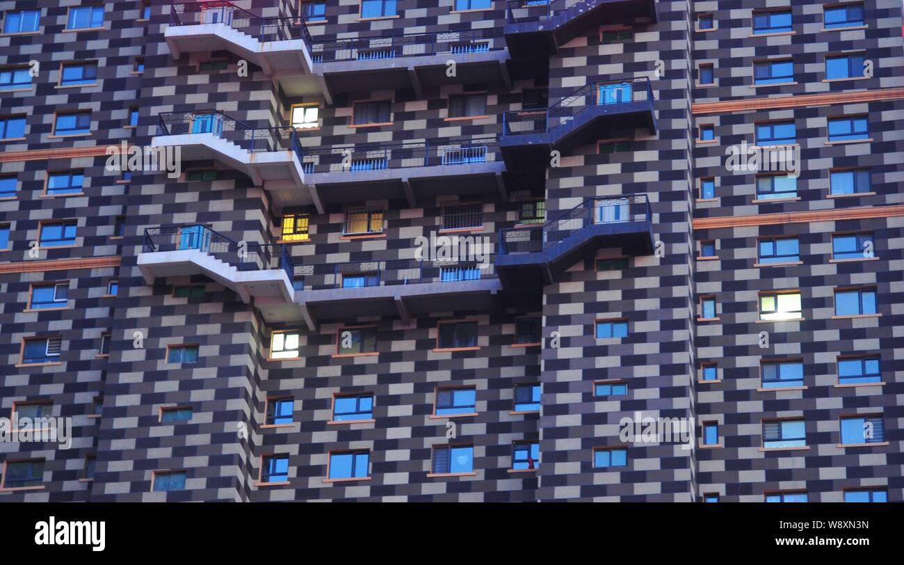 Blick auf ein hohes Gebäude mit einem überprüft Außendesign in der Stadt Shenyang, Provinz Liaoning im Nordosten Chinas, 10. April 2014. Zwei hoch - Stockfoto
