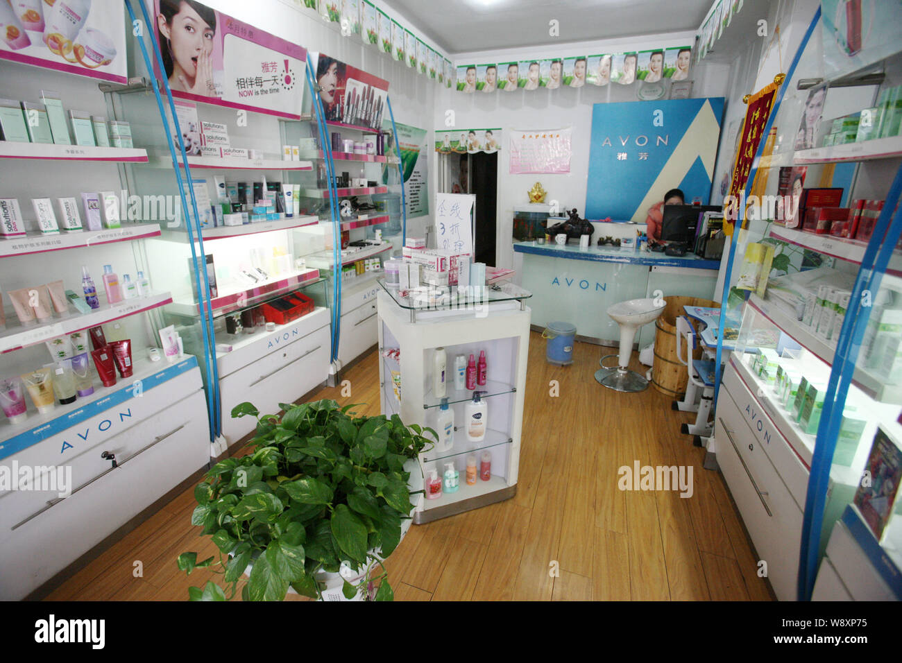 ---- Kosmetik- und Hautpflege Produkte sind für den Verkauf in einem Laden von Avon in Shanghai, China, 8. Januar 2013. Avon Products Inc. abgewickelt Ausländische bestechendem Stockfoto