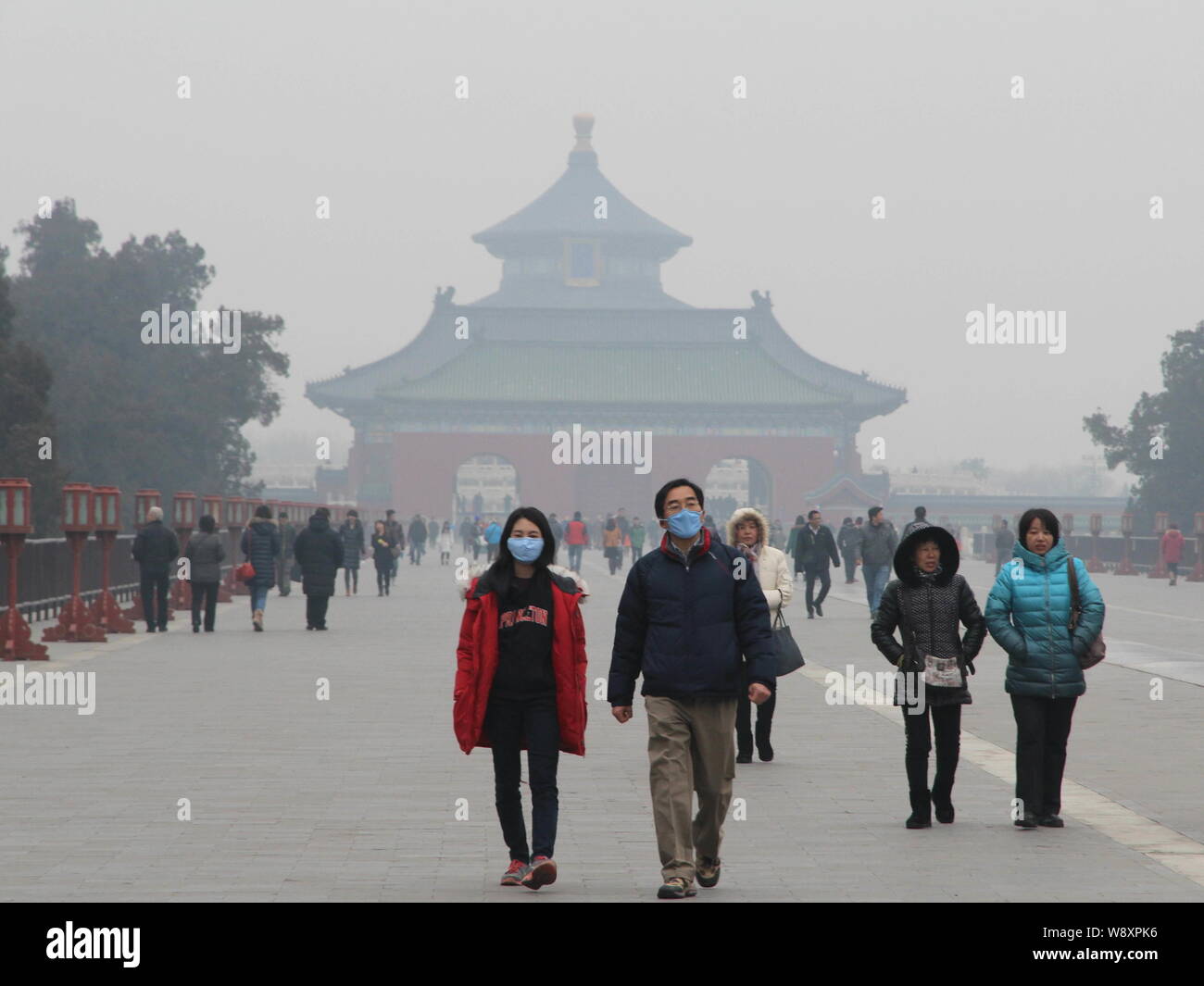 Besucher tragen Gesichtsmasken Spaziergang im Tempel des Himmels in schweren Smog in Peking, China, 23. Februar 2014. Peking warf die citys Ai Stockfoto