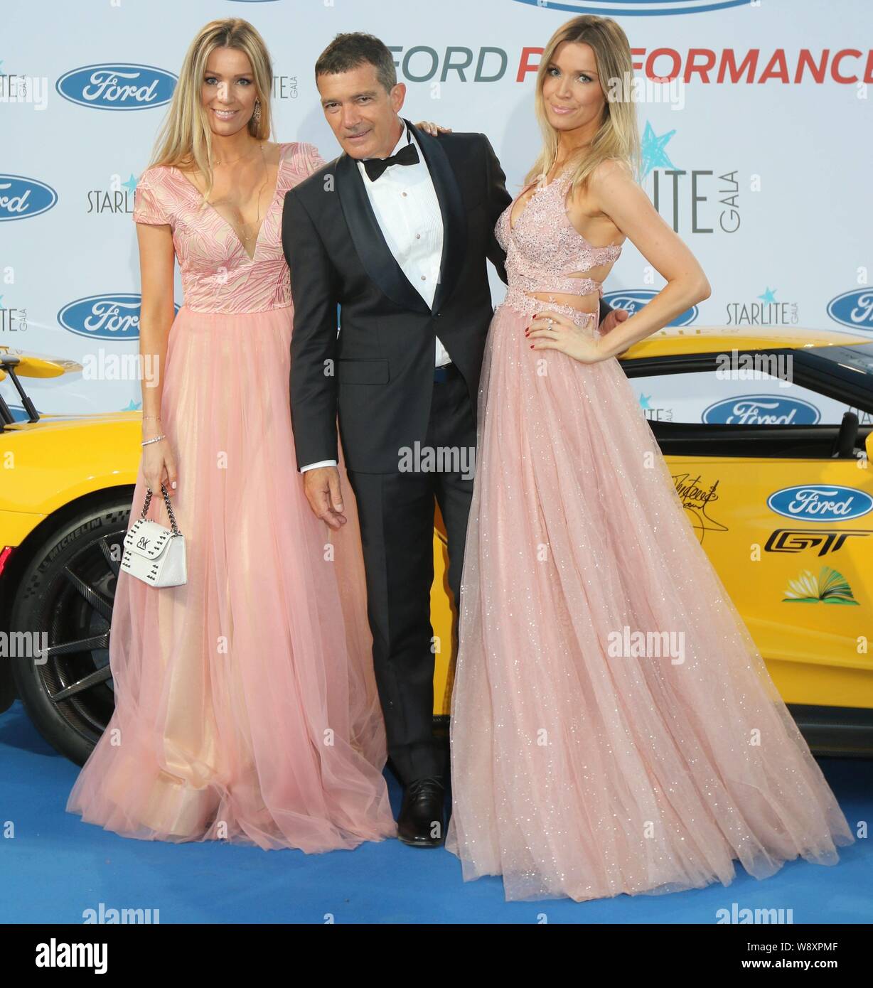 Malaga, Spanien. 11 Aug, 2019. 11. August (Malaga, Marbella) Malaga Schauspieler Antonio Banderas zusammen mit seiner Freundin Nicole Kimpel y Barbara Kimpel an der Decima gala Starlite in Marbella statt, um Mittel für den Lagrimas und befürwortet die Stiftung und für Cudeca Credit: CORDON PRESSE/Alamy Leben Nachrichten heben Stockfoto