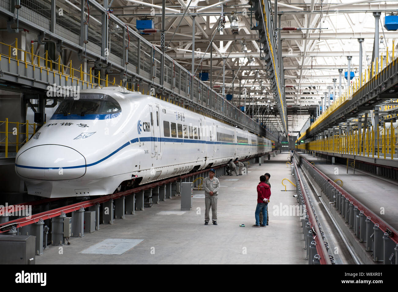 Ein CRH (China Railway High-speed) Zug an einem Maintenance Station für ein Gesamtsystem Untersuchung in der Stadt Urumqi, Xinjiang im Nordwesten Chinas Uy gesehen wird Stockfoto