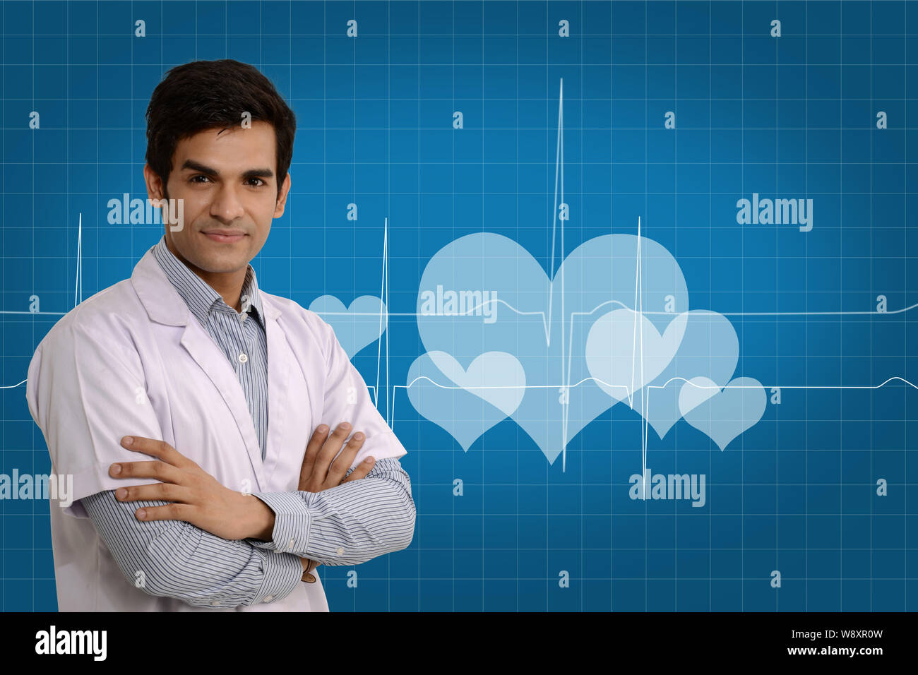 Männlichen Arzt stehend mit seine Arme verschränkt Stockfoto