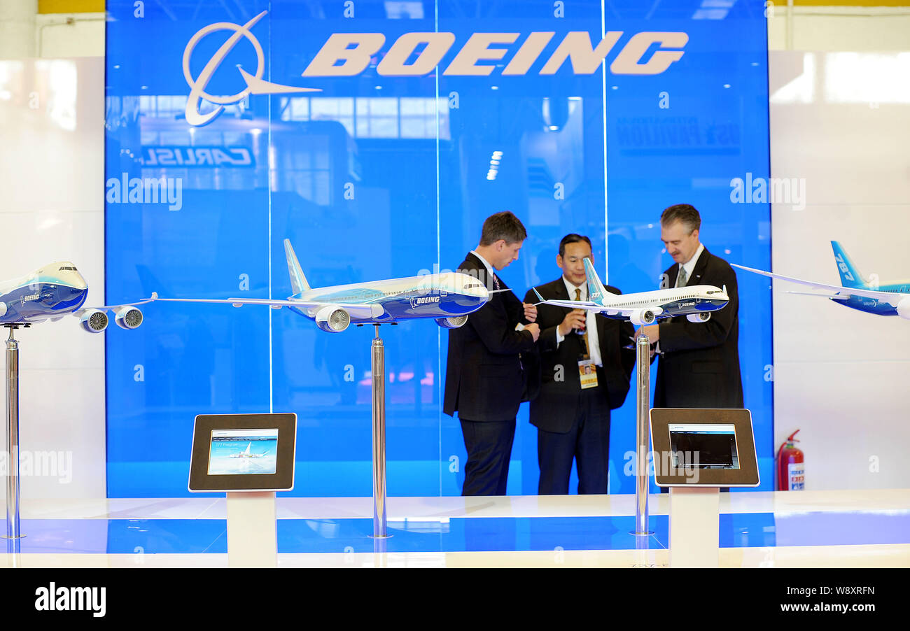 ---- Ein chinesischer Besucher Gespräche mit ausländischen Mitarbeiter am Stand von Boeing China während des 10. internationalen Luft- & Raumfahrt- Ausstellung in Z Stockfoto