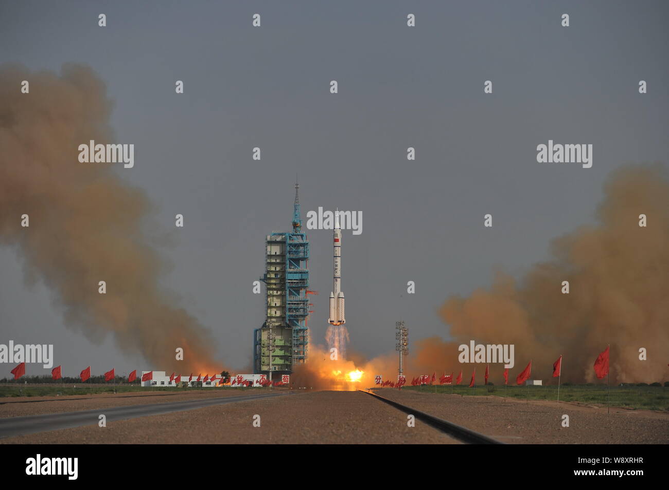 Ein Langer Marsch 2F (CZ-2F) Trägerrakete, die shenzhou Shenzhou-9 (IX) Sonde mit drei chinesischen Astronauten blasts am Jiuquan Sat-TV Stockfoto