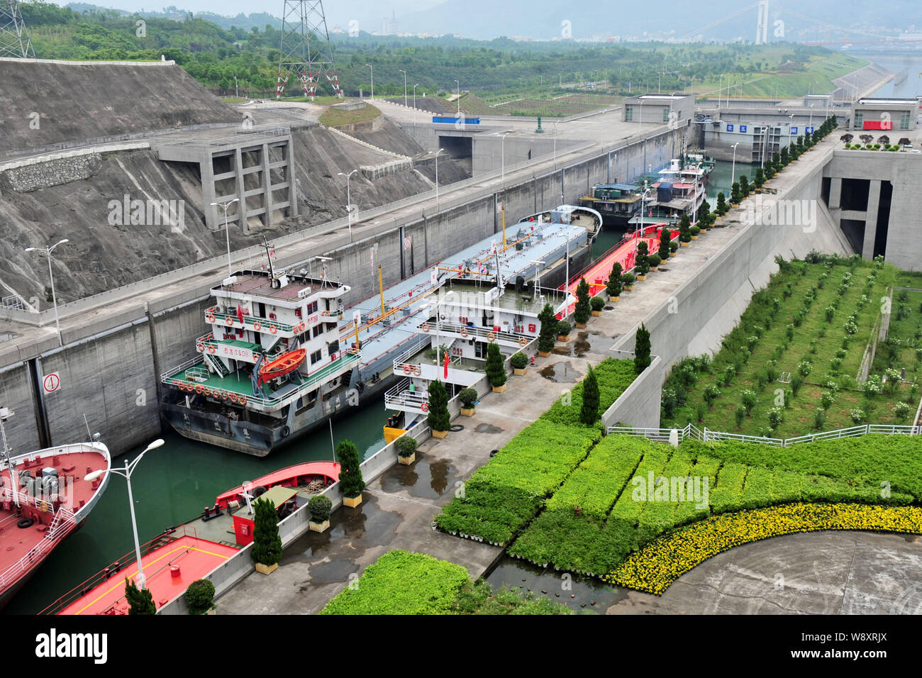 ------ Boote segeln durch ein Schiff schloss der Drei-Schluchten-Damm in Kunshan City, Central China Provinz Hubei, 17. Mai 2013. Der Durchsatz des fi Stockfoto