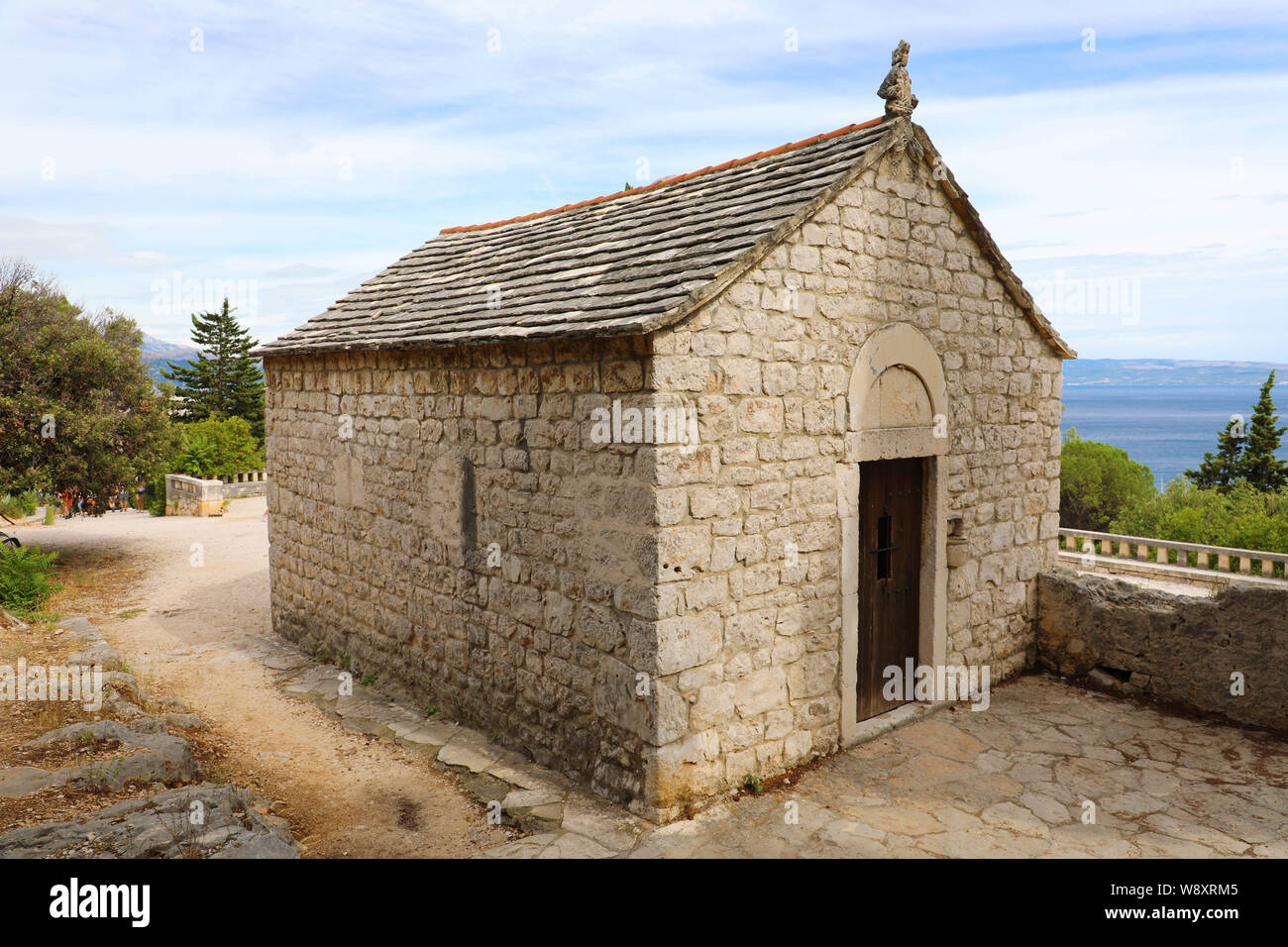 Haus aus Stein Kapelle auf dem Berg Marjan Park, Split, Kroatien Stockfoto