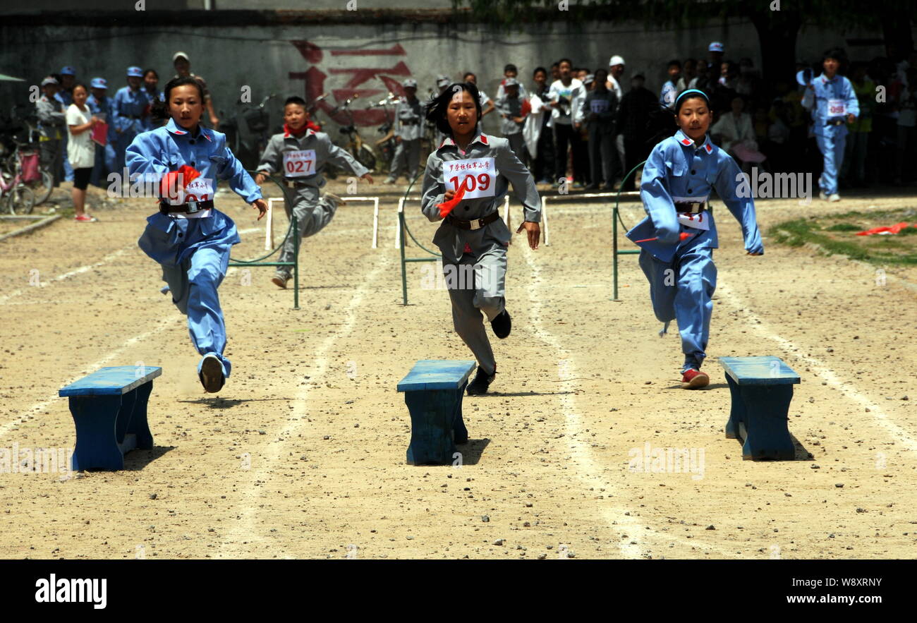 Junge Schüler in der Roten Armee Uniformen konkurrieren in einem Rennen mit dem Namen Erfassung der Luding Bridge während der ersten roten Sport Spiele bei den Luo Ronghuan Re Stockfoto