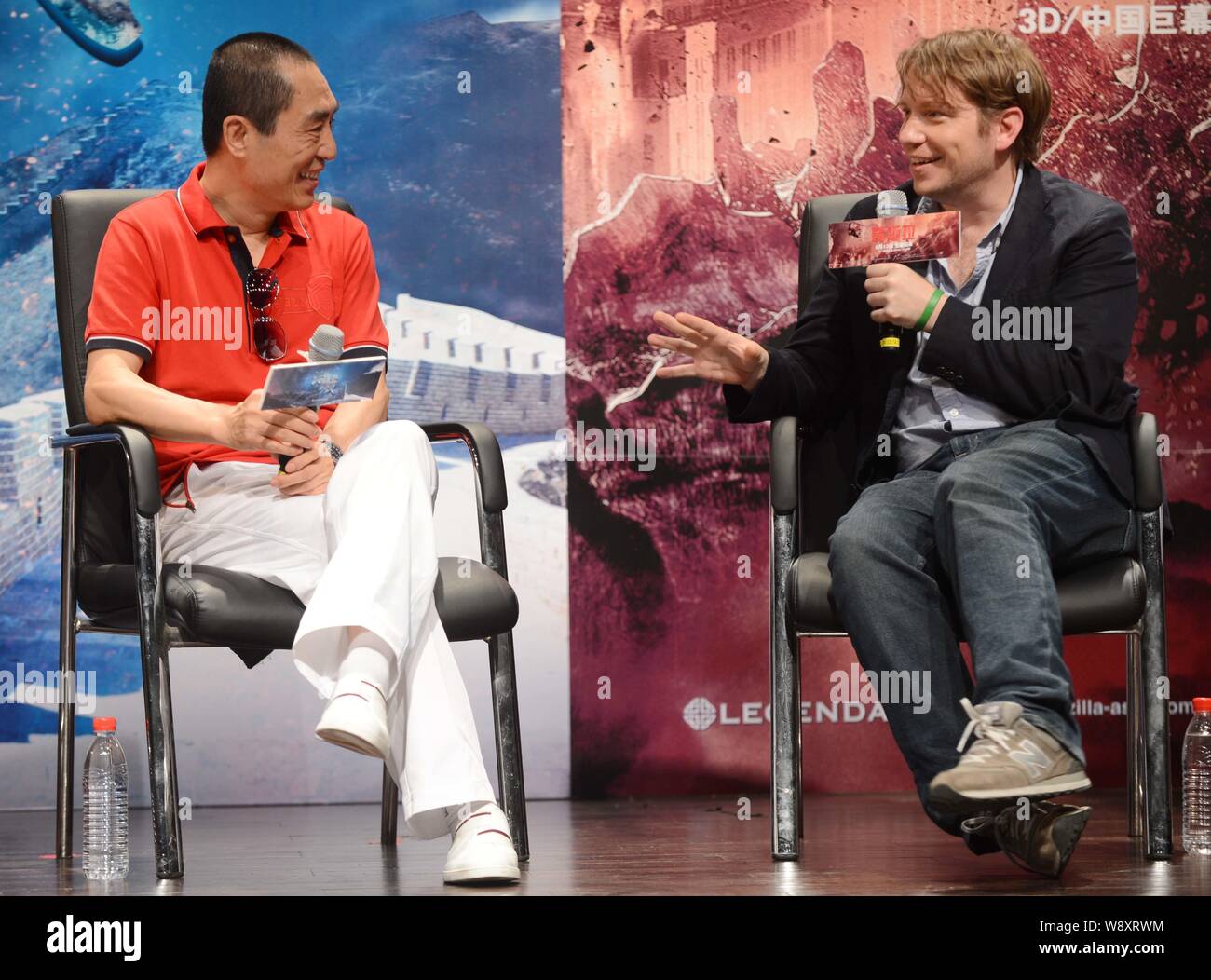 Der britische Regisseur Gareth Edwards, rechts, spricht wie der chinesische Regisseur Zhang Yimou lächelt während ein Dialog an der Beijing Film Academy in Peking, China, 11. Stockfoto