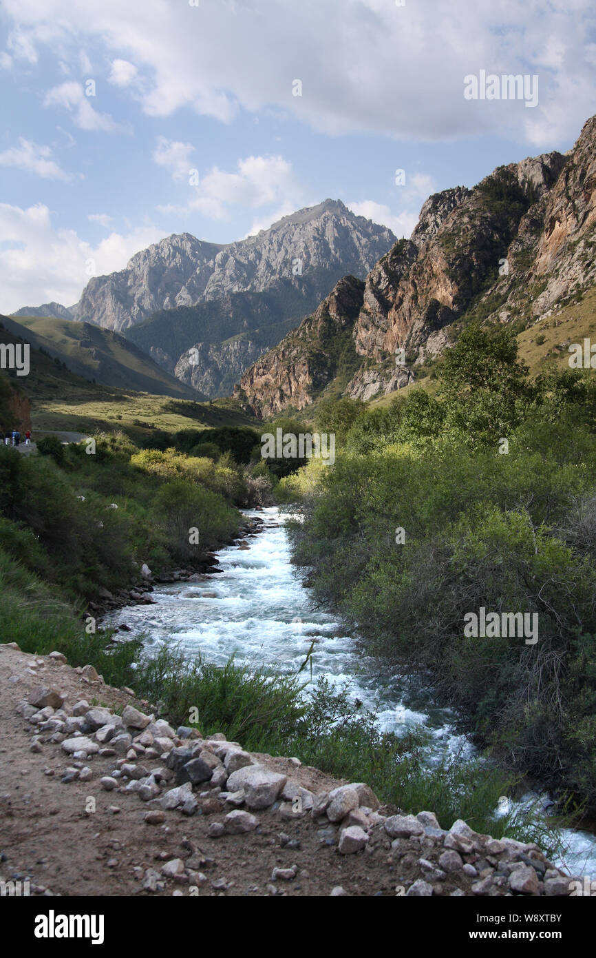 Berge von Kirgisistan, Fluss mit sauberem Wasser. Landschaft. Sommer. Stockfoto