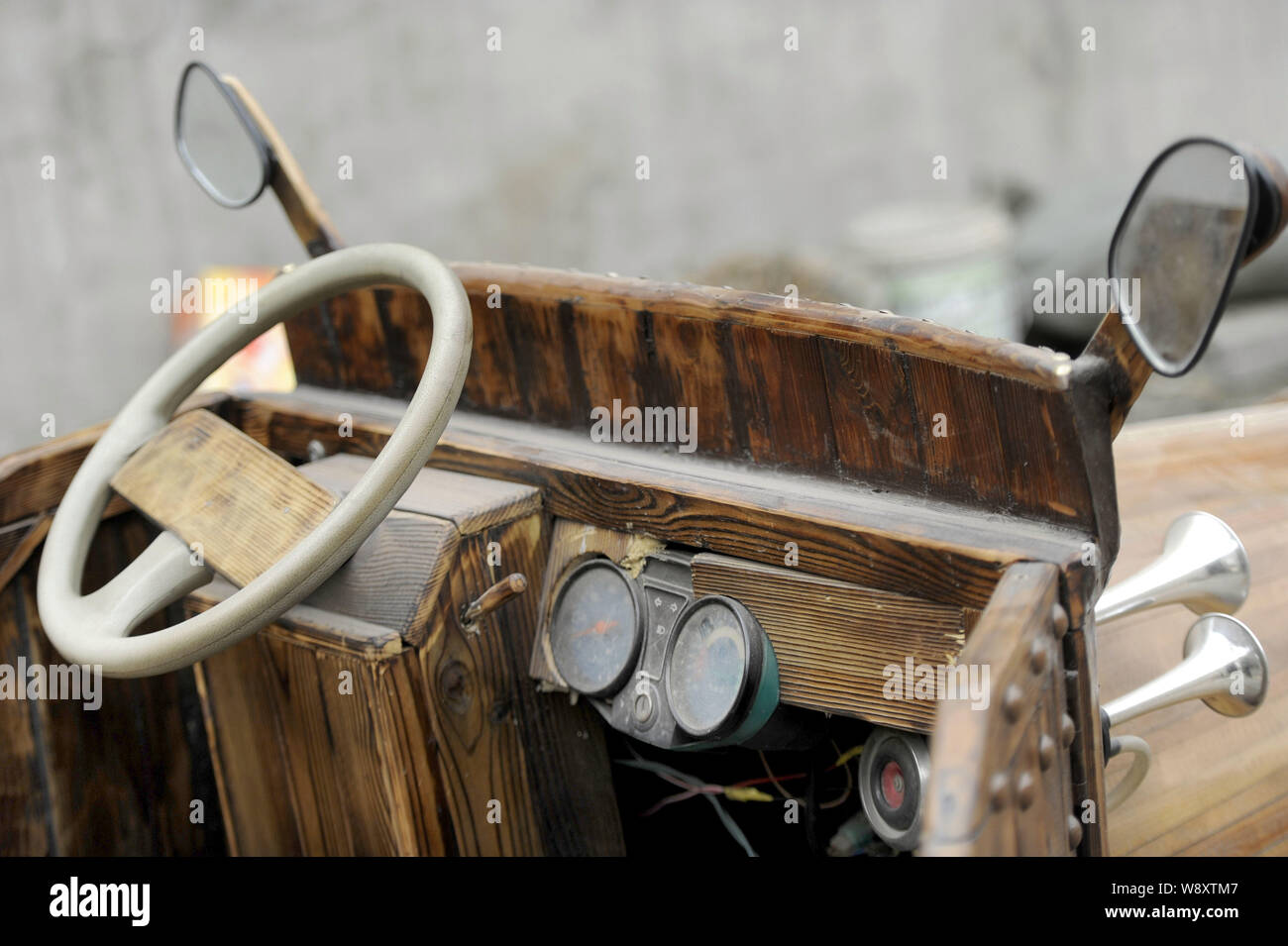 Das Antriebsrad, dem Armaturenbrett und der Rückspiegel bei hausgemachten Holz- Elektrische chinesischen Tischler Liu Fulong's Auto sind zu Hause in Shenyang gesehen Stockfoto