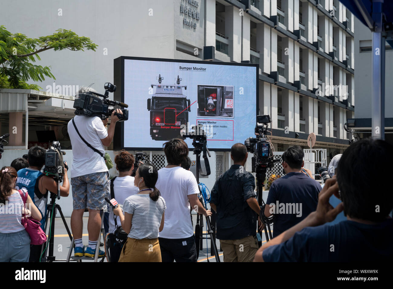 HONG KONG, Hong Kong SAR, China: 12. August 2019. Die Hong Kong Polizei Abteilung für die Mitglieder des Gesetzgebenden Rates über die Sicherheit bei der Polizei taktische Einheit (PTU) der Hong Kong Police Department ist die Vorbereitung der Fahrzeuge auf die Proteste in der Stadt zu beobachten, eine Demonstration der fachkundigen Führung von Menschenmengen Fahrzeuge (wasserwerfer). " © jayne Russell/Alamy leben Nachrichten Stockfoto