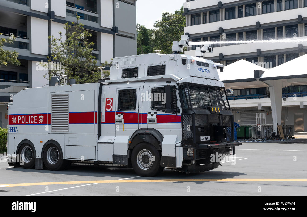HONG KONG, Hong Kong SAR, China: 12. August 2019. Die Hong Kong Polizei Abteilung für die Mitglieder des Gesetzgebenden Rates über die Sicherheit bei der Polizei taktische Einheit (PTU) der Hong Kong Police Department ist die Vorbereitung der Fahrzeuge auf die Proteste in der Stadt zu beobachten, eine Demonstration der fachkundigen Führung von Menschenmengen Fahrzeuge (wasserwerfer). " © jayne Russell/Alamy leben Nachrichten Stockfoto
